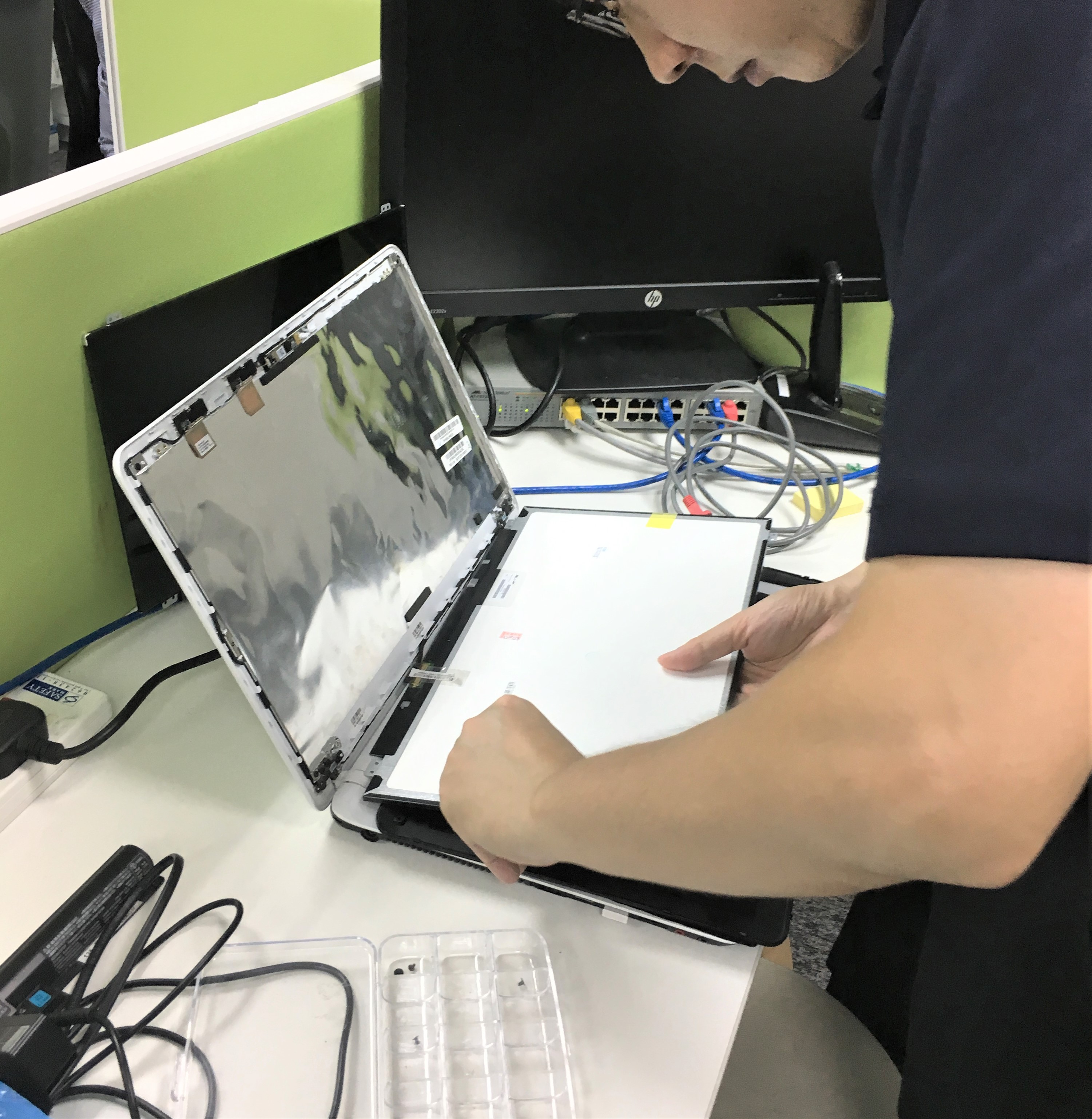 パソコン液晶画面が壊れた どうしたら良い シンガポールのパソコン修理はカワテック